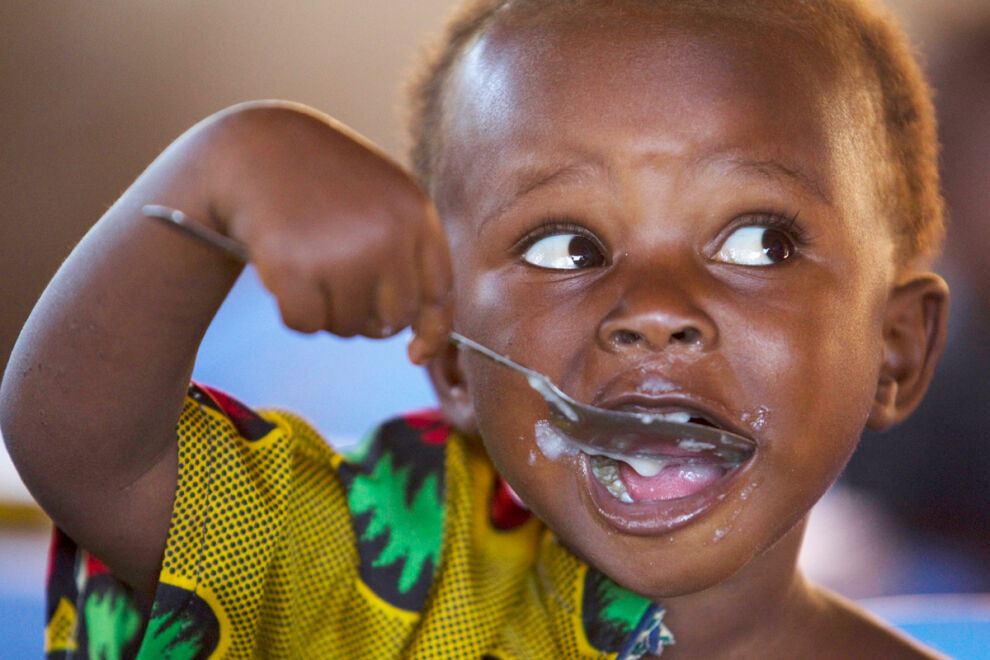 Aliravitsemuksesta kärsivä kongolainen Augustin Kunda, 2, syö maissi-maapähkinäsekoitusta terveyskeskuksessa. © UNICEF/UNI106736/Asselin