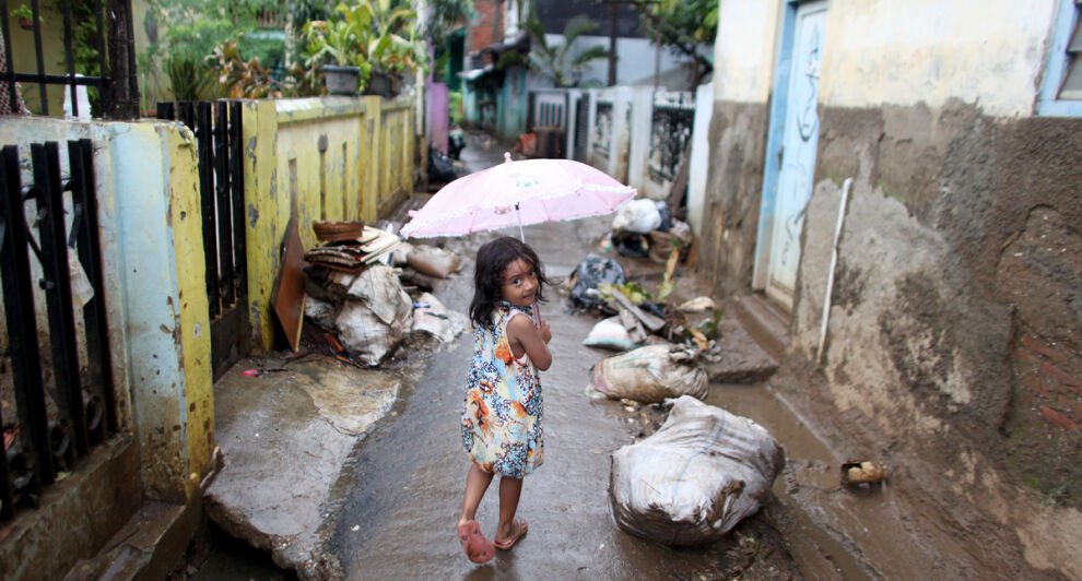 Pieni tyttö kävelee tulvan vaurioittamassa korttelissa Indonesian pääkaupungissa Jakartassa.