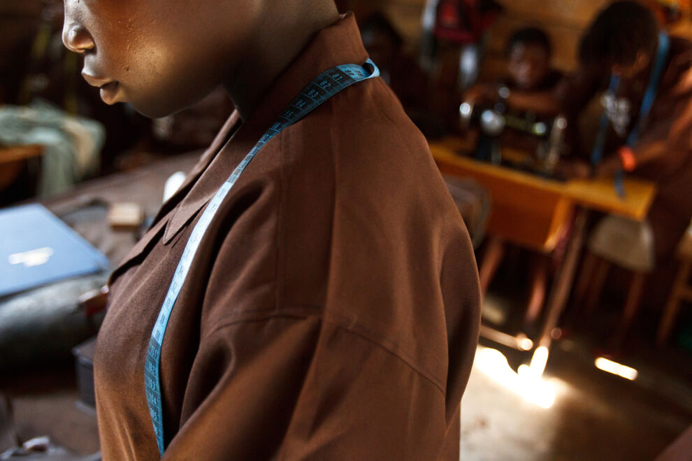 Kongolainen Celine, 16, osallistuu ompelutunnille keskuksessa, joka on tarkoitettu seksuaalisen väkivallan uhriksi joutuneille tytöille. © UNICEF/UNI122174/Asselin