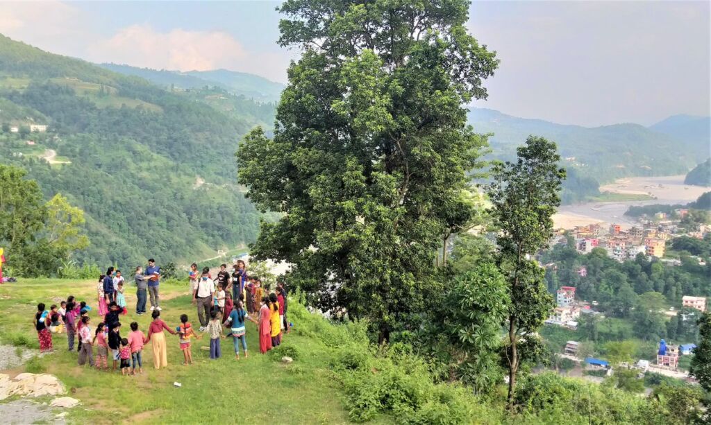 Keski-Nepalin tulvien ja maanvyörymien traumatisoimat lapset saavat mielenterveystukea psykologeilta UNICEFin johtamassa työssä.@UNICEF/Shaky/Nepal2021
