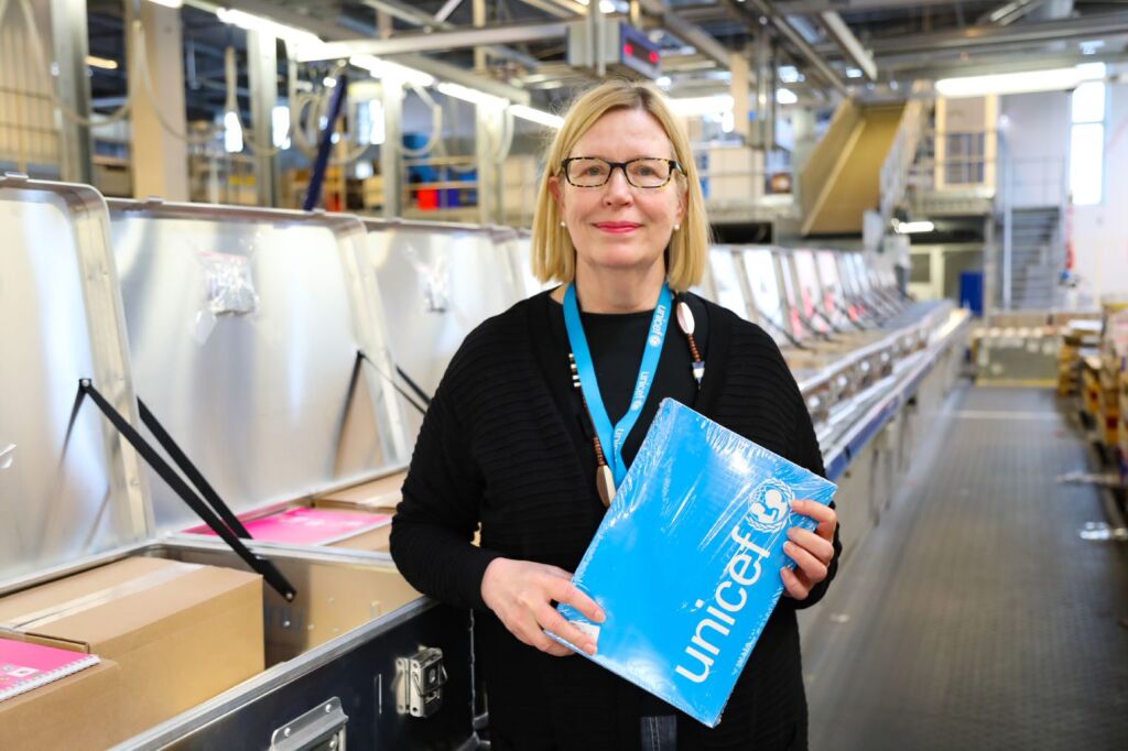Suvi Rautio UNICEFin Kööpenhaminan keskusvarastolla.
