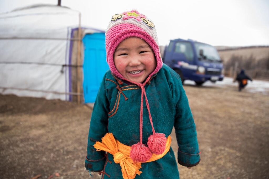 Batyargal Margadma, 4, hymyilee kotinsa ulkopuolella Alag-Erdenen alueella Mongoliassa toukokuussa 2018.
