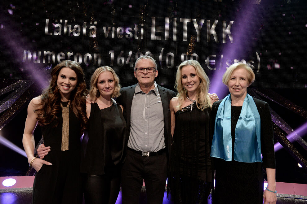 Ohjelman juontaja Viivi Pumpanen, UNICEFin kuukausilahjoittajat Sanna Klingberg ja Reijo Saarinen sekä illusionisti Noora Karma ja UNICEFin pääsihteeri Marja-Riitta Ketola iloitsivat yli 1000 uudesta kuukausilahjoittajasta. Kuva: Tiia Santavirta