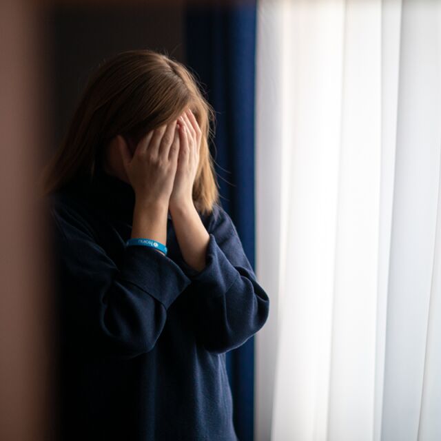 Barnet täcker sitt ansikte och gråter.
