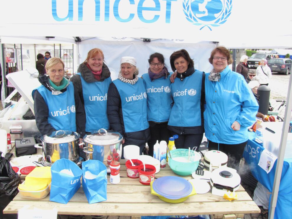 Pop up-ravintola Mahdollisuuksien torilla 16.5. 2015. Jäinen viima ei hyydyttänyt kaupantekoa, Leena Oinonen, Anja Leino, Ritva Mäkivirta, Eva Saarenkari, Päivikki Torikka ja Tuula Heinänen poseerasivat aidosti tyytyväisin ilmein. Kuva Rauni Heinänen.