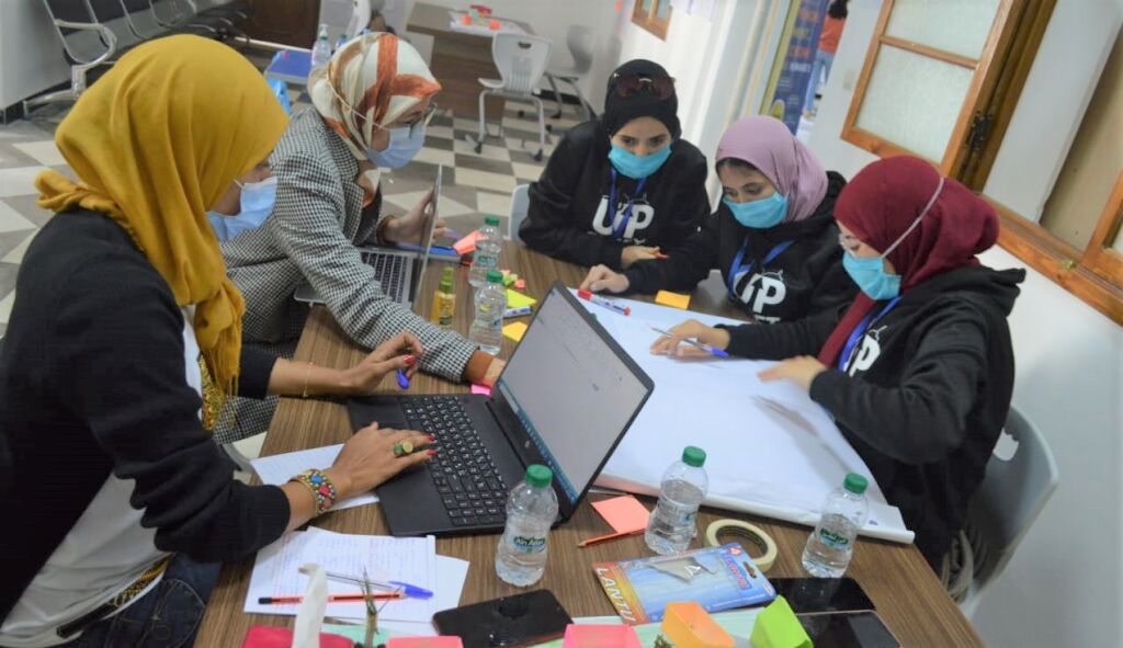 Nuoria Nokian tukemassa työpajassa Tangerissa Marokossa. ©UNICEF/YoussefLaafou/2021