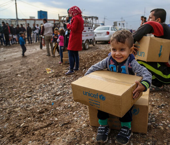Syyriasta Irakin Erbiliin paennut Rafi, 3, on saanut UNICEFilta lämpimät talvivaatteet. © UNICEF/UN042749/Khuzaie