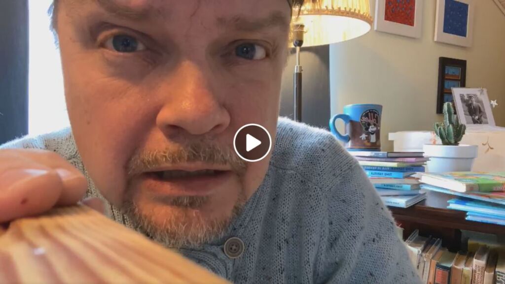 Timo Parvela riemastuttaa lukemalla otteita kirjoistaan joka päivä kello 15 Suomen UNICEFin Facebook- ja Instagram-sivuilla. (Kuvakaappaus videosta)