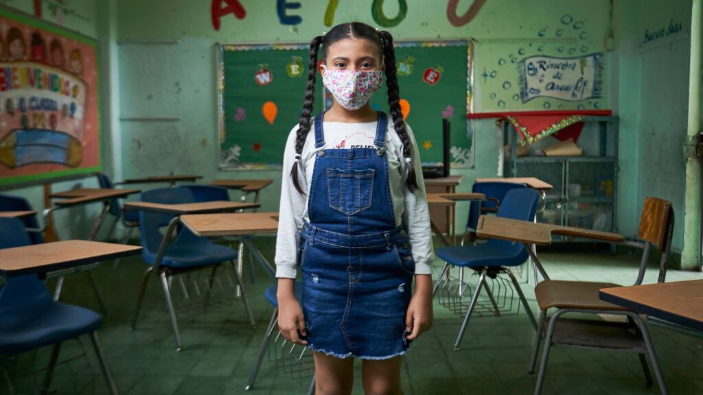 Koululainen tyhjässä luokkahuoneessa Panama Cityssä. Latinalaisen Amerikan ja Karibian alueen koulut ovat olleet koronapandemian aikana laajasti suljettuina ja lapset jääneet paitsi opetuksesta. Kuva: © UNICEF/UN0359802/Schverdfinger