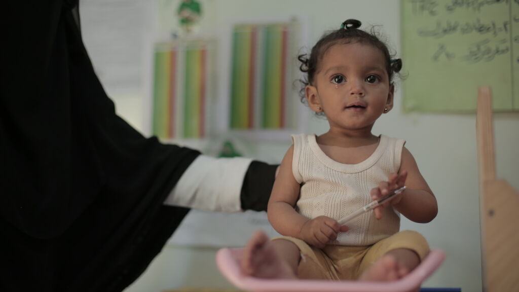 Yhdeksän kuukauden ikäinen Nour Fatini on parantunut hänen henkeään uhanneesta aliravitsemuksesta ja saa hoitoa terveyskeskuksessa Sana'an kaupungissa Jemenissä.Kuva ©UNICEF/UNI366578/Abaidi  