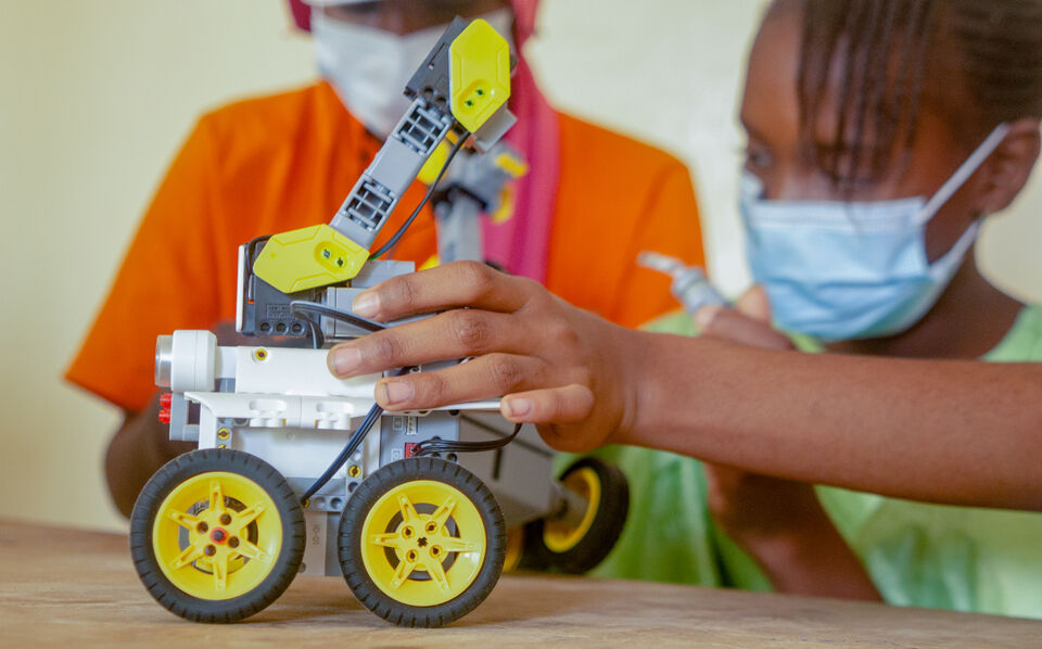 Kuvateksti: 10–14-vuotiaat tytöt paneutuivat SCRATChin mahdollisuuksiin videopelisuunnittelussa ja ohjelmoinnin ymmärtämiseen. Työtä jatkettiin robotiikkatyöpajassa. ©UNICEF/Senegal/2021