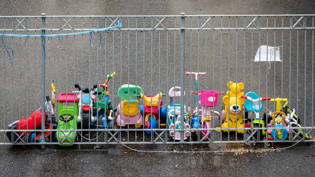 Leikin loppu. Lelut on kytketty vaijerilla kiinni seinärautoihin, kun esikouluopetus keskeytettiin koronapandemian vuoksi Bergamon kaupungissa Italiassa. Kuva © UNICEF/UNI324961/Diffidenti