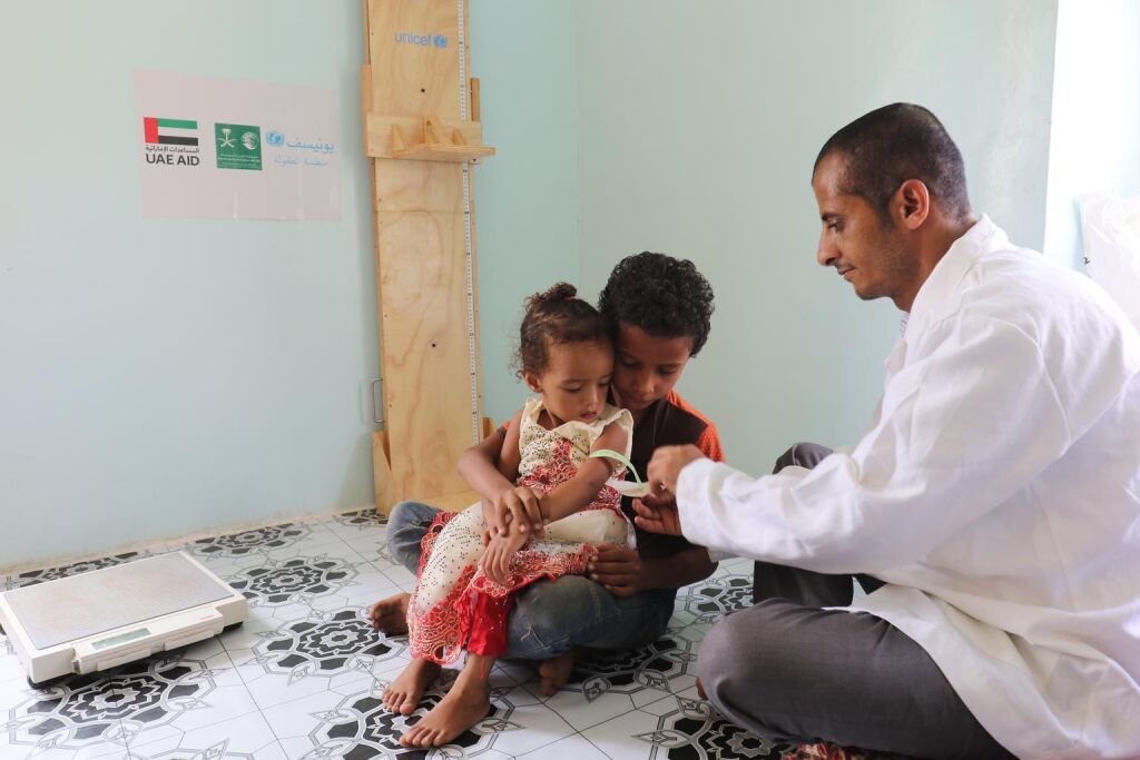 Abdulla toi nuoremman sisarensa, joka kärsii aliravitsemuksesta terveyskeskukseen, missä hän UNICEFin tuella saa tarvitsemansa lääkkeet. (C) UNICEF/Yassir Abdulbaki