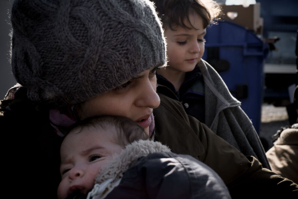 Syyrian Alepposta paennut Nour Majati lohduttaa kuukauden ikäistä poikaansa Youssefia Makedonian ja Serbian rajalla. Taustalla perheen 5-vuotias poika Basher. © UNICEF/UN02839/Gilbertson VII