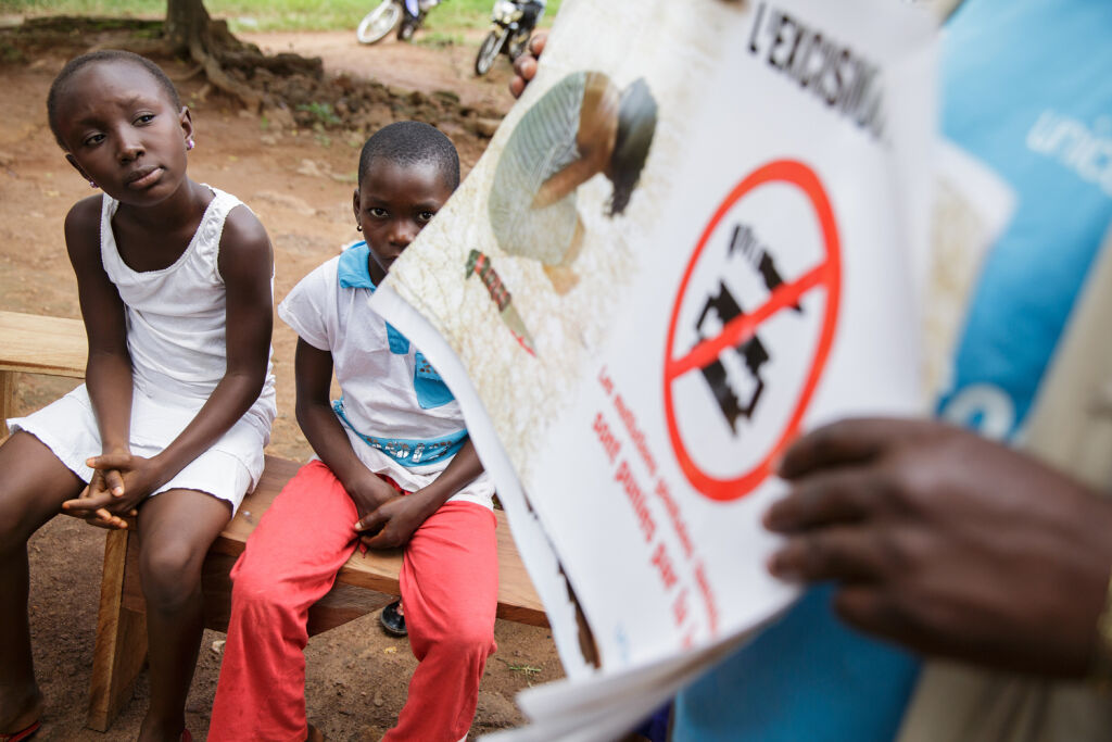 Tytöt osallistuvat naisten sukuelinten silvontaa käsittelevään kokoukseen Katiolan kaupungissa, Norsunluurannikolla. Kokouksen järjesti UNICEFin kumppanijärjestö. © UNICEF/UNI144402/Asselin