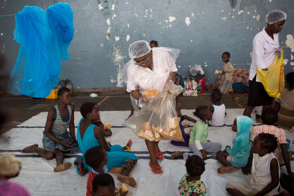 Lapsille jaetaan paikalliselta supermarketilta saatua ruokaa väestönsuojaksi muutetulla Samora Machelin koululla Beiran kaupungissa. © UNICEF/UN0291813/Prinsloo