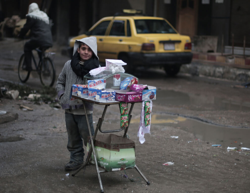 9-vuotias Ayman myy koulupäivän aikana makeisia Kafar Batna -nimisen kylän raitilla Syyriassa. © UNICEF/UN06847/Al Shami