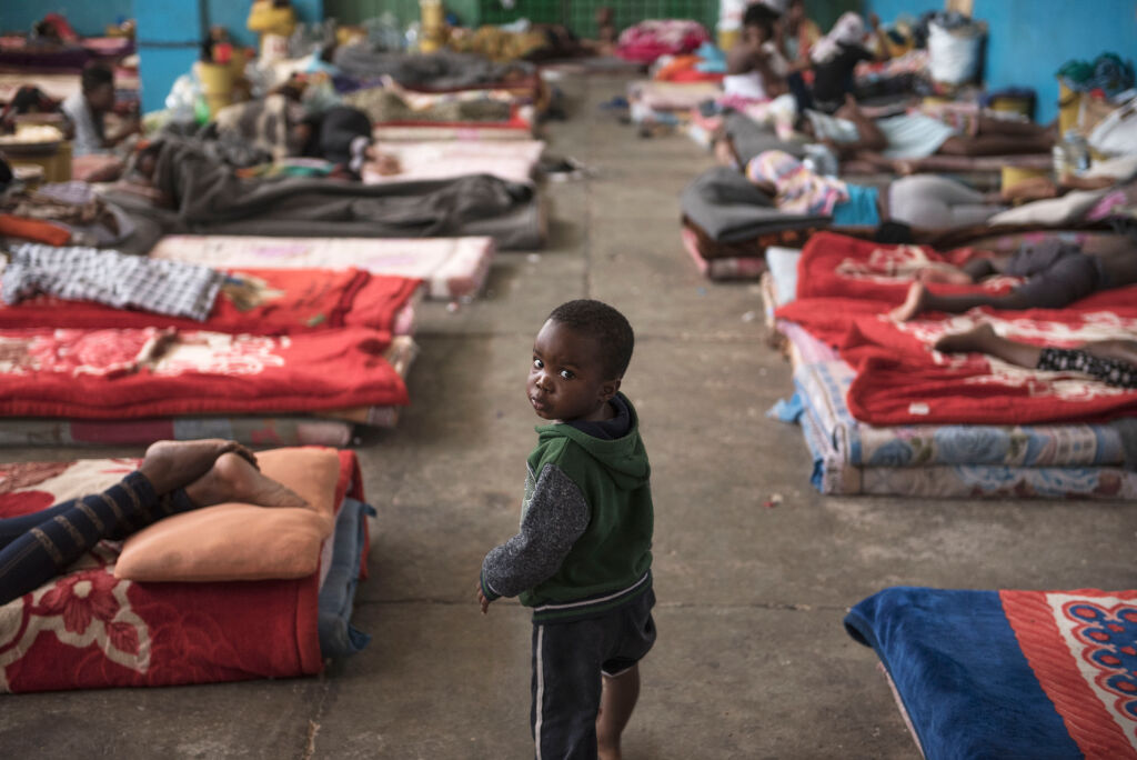 Pieni lapsi naisten osastolla Al-Nasrin säilöönottokeskuksessa Zawiyassa, Libyassa. © UNICEF/UN077995/Romenzi