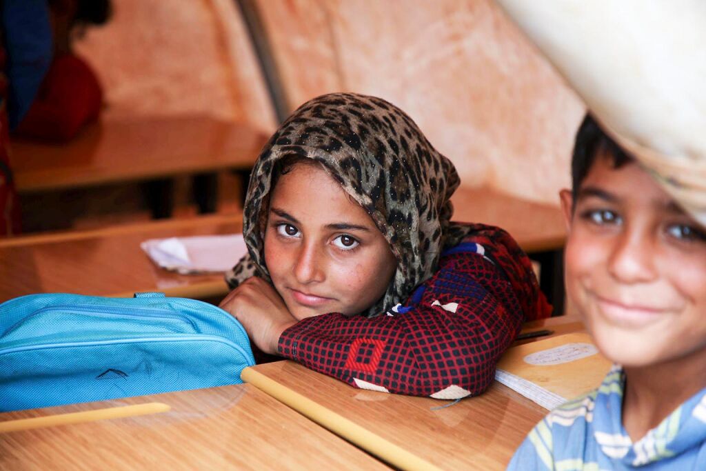 UNICEF tukee lasten koulunkäyntiä Syyriassa ja sen naapurimaissa. Viisi miljoonaa lasta käy koulua kriisistä huolimatta. Mutta 2,8 miljoonaa syyrialaislasta jää koulusta paitsi. © UNICEF/UN0248347/Watad