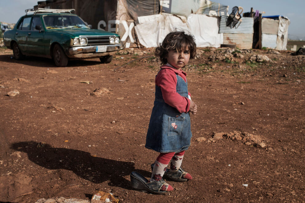 Kaksivuotias Aya asuu Marj El Khokhin pakolaisleirillä Libanonissa. © UNICEF/MENA2014-00020/Romenzi