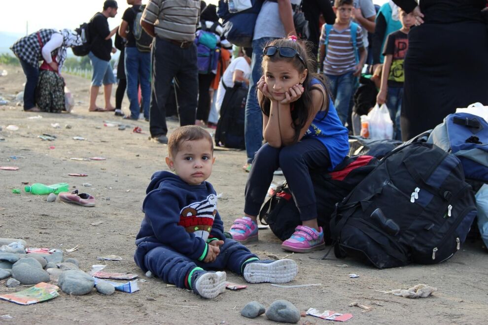 Tuhannet pakolaiset kulkevat Eurooppaan Makedonian kautta. 12-vuotias Rimsa ja 2-vuotias piikuveli Ibrahim pakenivat yhdessä vanhempiansa kanssa Syyriasta ja saapuivat Makedoniaan, minne UNICEF on avannut lapsiystävällisiä tiloja pakolaislapsille. Kuva: © UNICEF/NYHQ2015-2161/Tidey