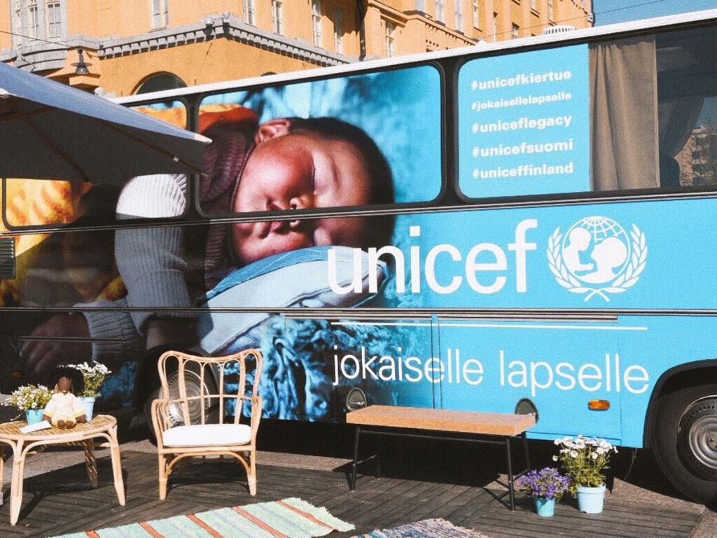 Bussin tunnistaa teippauksista ja UNICEFin tunnusväristä. Kuka tahansa on tervetullut bussille tutustumaan UNICEFin työhön ja testamenttilahjoittamiseen. © UNICEF