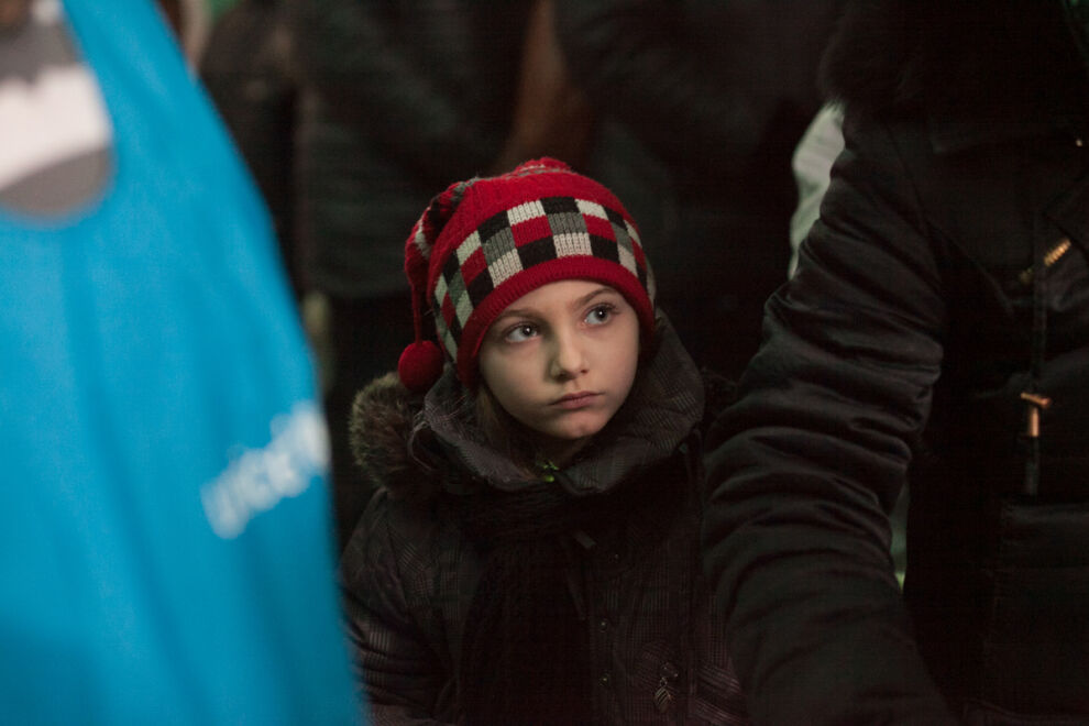 Tyttö jonottaa puhdasta vettä ja hygieniatarvikkeita Donetskin kaupungissa Itä-Ukrainassa. © UNICEF/UNI179587/Filippov