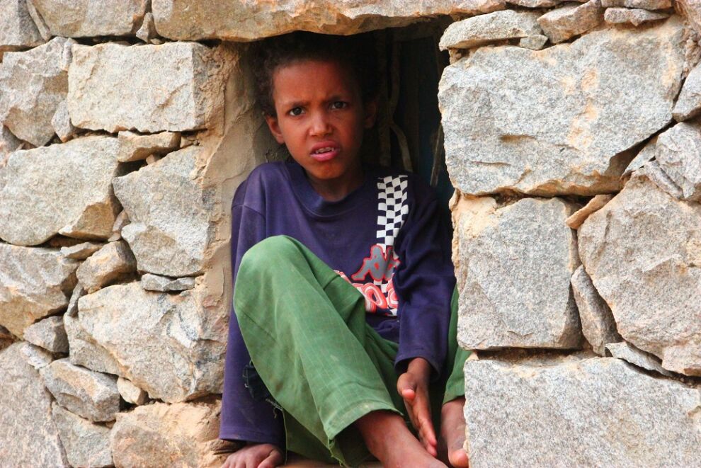 "Katselen aina yksin ikkunasta ulos. En uskalla mennä pihalle. Pelkään raketteja, että ne tappavat minut." Amjad Alwan, ikä 12, Jemen. © UNICEF/UNI187333/Farra