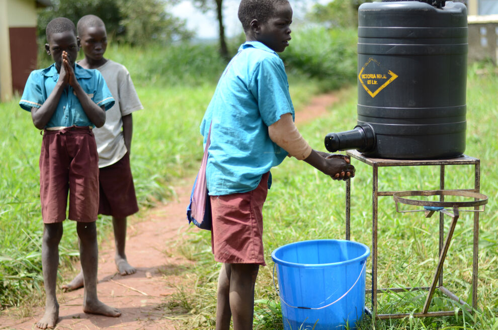 UNICEF toteuttaa yhdessä yliopistojen ja yritysten kanssa UniWASH-hanketta, jossa kehitetään vesi- ja sanitaatioratkaisuja koululaisille Ugandassa. Koneen säätiön rahoittama tutkimus tarkastelee myös tätä hanketta ja sen oppeja. © Martta Kaskinen