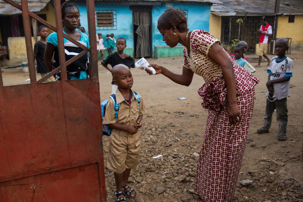 Guineassa on 12 000 koulua, joista lähes kaikki ovat auenneet. Päivän aluksi koululaisilta mitataan kuume. Sama käytäntö otetaan käyttöön myös Liberiassa. © UNICEF/NYHQ2015-0055/UNMEER Martine Perret