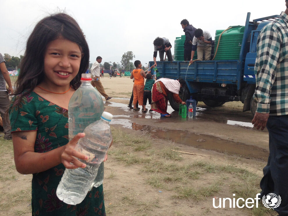 "Varojen avulla voidaan hoitaa ihmisille puhdasta vettä ja vessoja sekä estää koleran leviäminen", UNICEFin Nepalin maatoimiston vesi- ja sanitaatio -ohjelman johtaja Antti Rautavaara. © UNICEF/Nepal/Kent Page