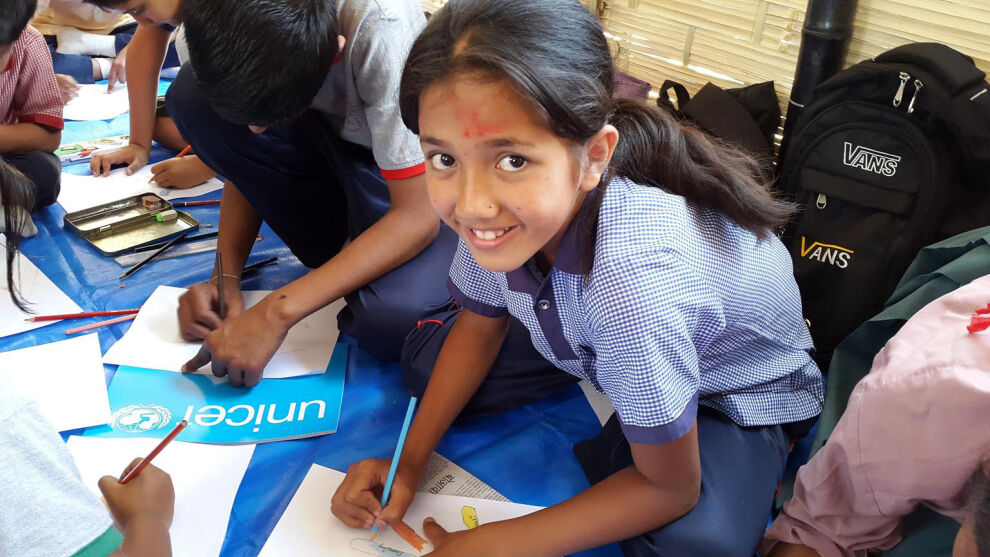 Kathmandulaistyttö on päässyt takaisin kouluun. © UNICEF/PFPG2015-3357/Page
