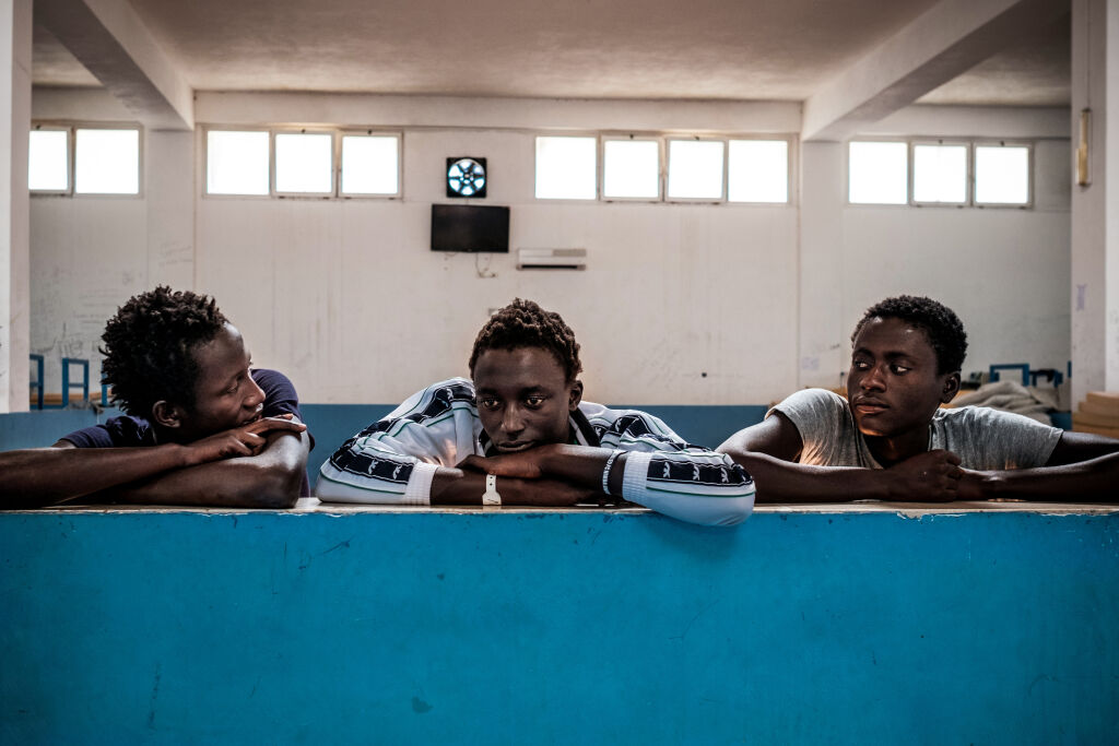 Gambiasta kotoisin olevat Ablie, 17, Fodaoi, 14, ja Alieu, 17, selvisivät Välimeren yli Italiaan ja viettävät aikaa vastaanottokeskuksessa Sisiliassa. © UNICEF/UN020016/Gilbertson VII Photo