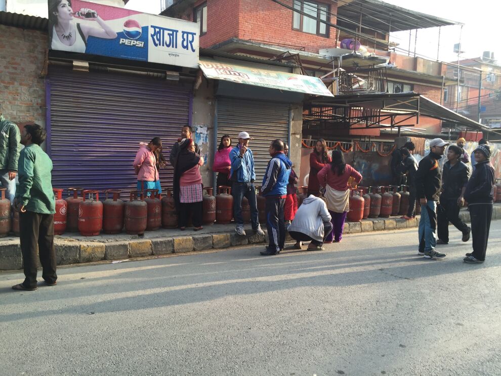 - Katmandussa paikallinen pieni kioski ilmoitti saavansa 70 kaasupulloa. Hetkessä paikalla oli neljäsataa jonottajaa. Jakelu oli tämän esikaupunkialueen ensimmäinen kolmeen kuukauteen, Nepalissa työskentelevä Antti Rautavaara kertoo. Kuva: Antti Rautavaara / UNICEF