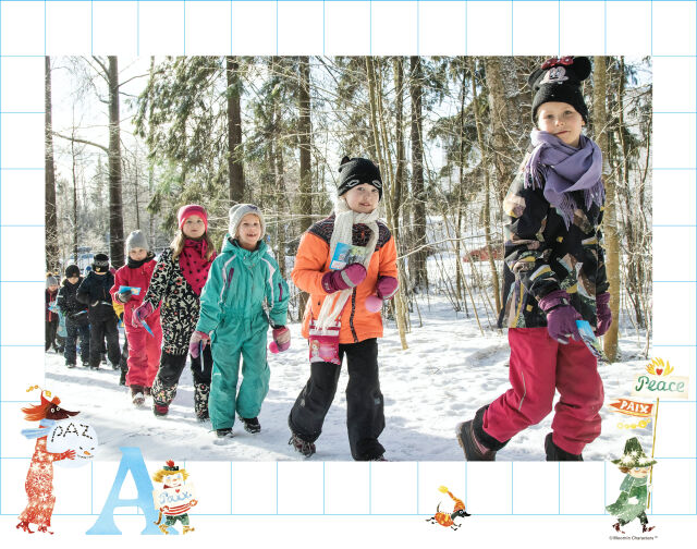 Lapsi kävelemässä lumisessa maisemassa, kuvan alaosassa kävelee Muumeista tuttuja hahmoja.