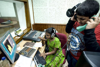 Ipshita Baidya (13) ja Rajatava Halder (13) harjoittelevat median tekoa Jadavpurin yliopistossa, Intian Kolkatassa.